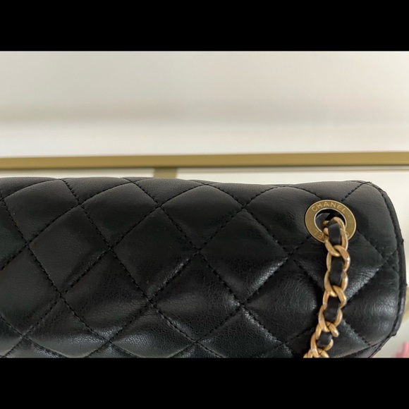 🦄 Authentic GORGEOUS CHANEL
Lambskin Quilted Camellia Flap Black - Picture 8 of 12